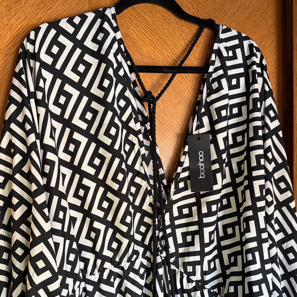 Boohoo Monochrome Geometric Pattern Dress